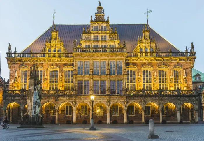 Framed Print : Bremen, Bremen State, Germany. Roland statue and the City Hall (Rathaus) illuminated