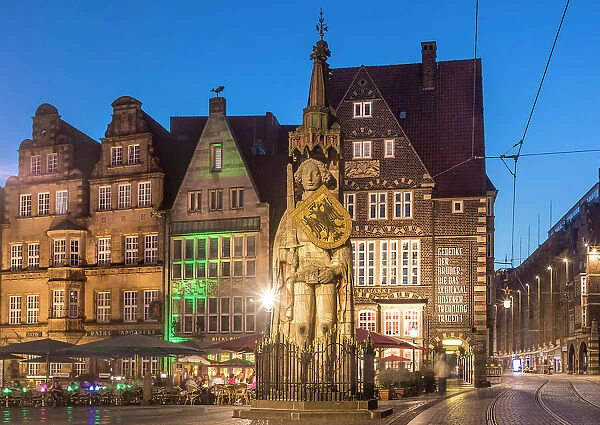 Bremer Roland and historic houses on the market square in the evening, Bremen, Germany