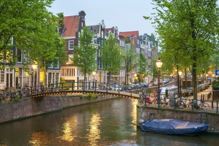 Framed Print : Bridge over Brouwersgracht in western Grachtengordel canal ring at dusk, Amsterdam Framed Print : Bridge over Brouwersgracht in western Grachtengordel canal ring at dusk, Amsterdam