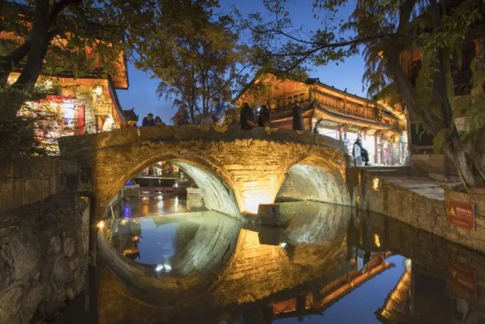 Framed Print : Bridge at dusk, Lijiang (UNESCO World Heritage Site), Yunnan, China Framed Print : Bridge at dusk, Lijiang (UNESCO World Heritage Site), Yunnan, China
