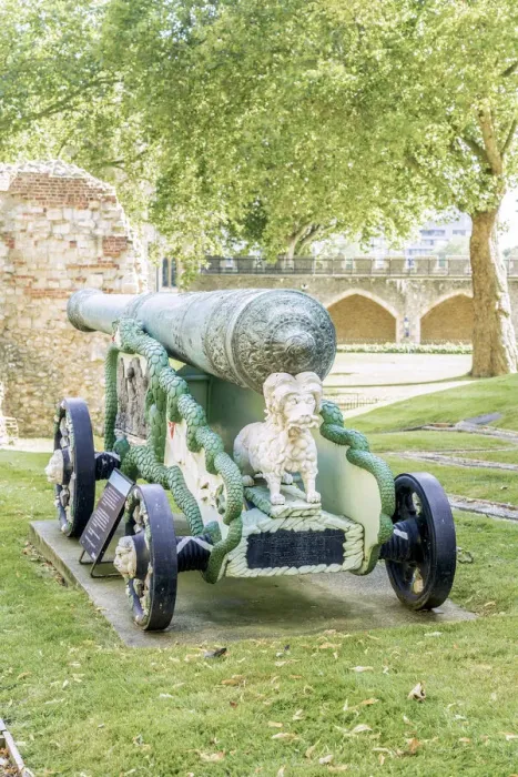 Framed Print : The bronze 24 Pounder Cannon at the Tower of London, UNESCO World Heritage site, London Framed Print : The bronze 24 Pounder Cannon at the Tower of London, UNESCO World Heritage site, London
