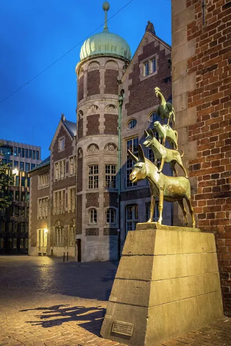 Framed Print : Bronze statue of Bremer Stadtmusikanten at the town hall in the evening, Bremen, Germany Framed Print : Bronze statue of Bremer Stadtmusikanten at the town hall in the evening, Bremen, Germany