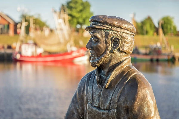 Bronze statue Fisherman (artist Hans-Christian Petersen) harbor of Greetsiel, East Frisia, Lower Saxony, Germany