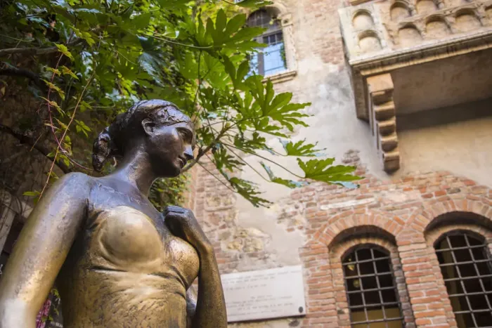 Framed Print : Bronze statue of Giullieta (of Romeo and Juliet fame), Casa Giullieta, Verona, Veneto