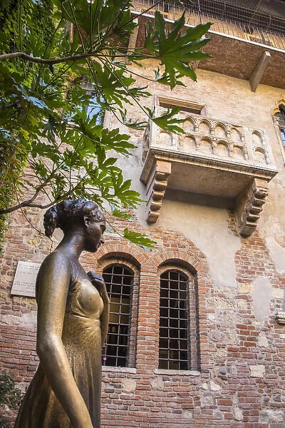 Bronze statue of Giullieta (of Romeo and Juliet fame), Casa Giullieta, Verona, Veneto