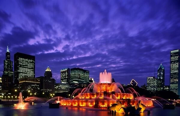 Buckingham Fountain & City Skyline, Chicago, Illinois, USA