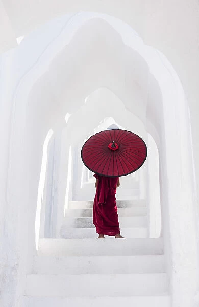A Buddhist novice monk on the steps of the white pagoda of Hsinbyume (Myatheindan)