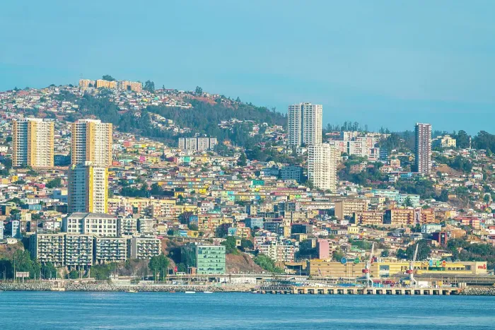 Framed Print : Buildings on mountain in front of sea at Valparaiso, Valparaiso Province, Valparaiso Region, Chile Framed Print : Buildings on mountain in front of sea at Valparaiso, Valparaiso Province, Valparaiso Region, Chile