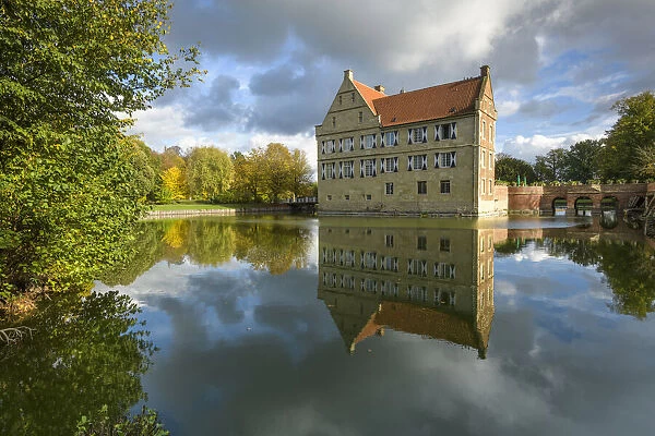 Burg Huelshoff Castle, birthplace of the poet Annette von Droste-Hulshoff, Havixbeck, Munsterland, North Rhine-Westphalia, Germany, Europe