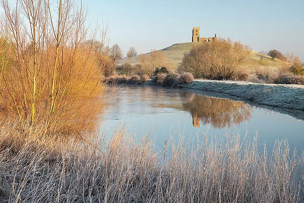 Burrow Mump Church and the River Parrett on a frosty winter morning, Burrowbridge, Somerset, England. Winter (January) 2023