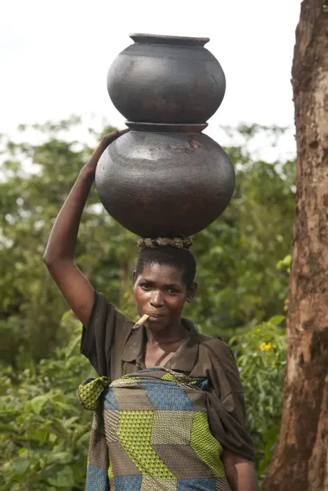 Framed Print : Burundi. A woman uses traditional pots to transport her goods to market Framed Print : Burundi. A woman uses traditional pots to transport her goods to market