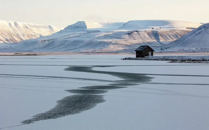 Framed Print : Cabin in snowy arctiuc landscape, Longyearbyen, Spitsbergen, Svalbard, Norway Framed Print : Cabin in snowy arctiuc landscape, Longyearbyen, Spitsbergen, Svalbard, Norway