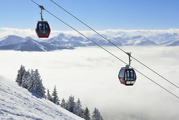 Cable car carries skiers to the slopes on the Hohe Salve, Hopfgarten, Tyrol, Austria MR