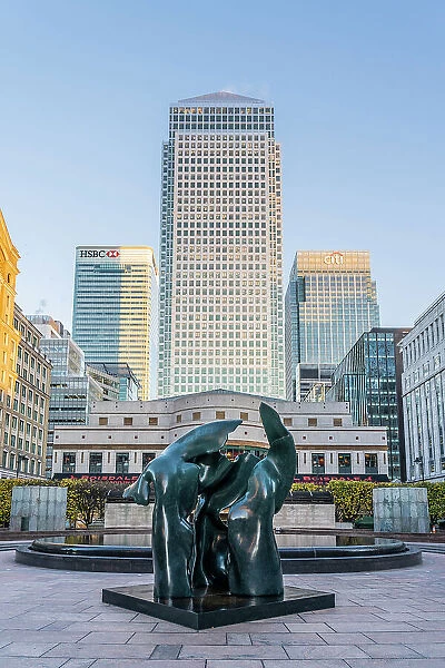 Cabot square featuring the sculpture Illusion by Helaine Blumenfeld, Canary Wharf, London, England, UK