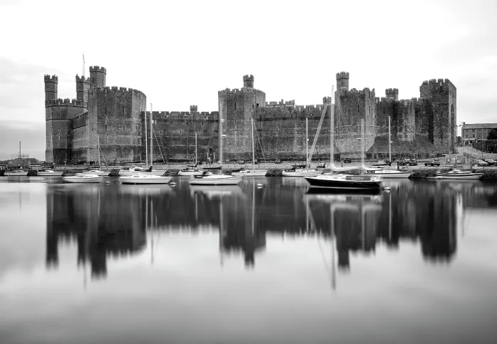 Framed Print : Caernarfon Castle (Castell Caernarfon) reflected in Afon Seiont, Caernarfon, Gwynedd, Wales