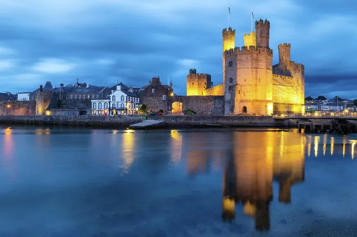 Framed Print : Caernarfon Castle (Castell Caernarfon) reflected in Afon Seiont at sunset, Caernarfon, Gwynedd, Wales Framed Print : Caernarfon Castle (Castell Caernarfon) reflected in Afon Seiont at sunset, Caernarfon, Gwynedd, Wales