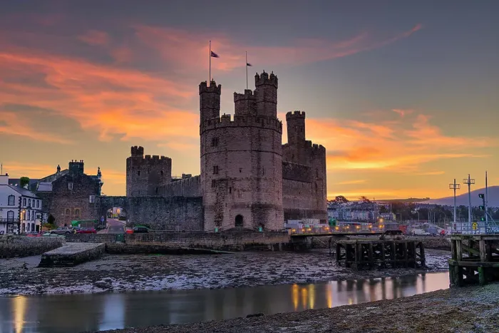 Framed Print : Caernarfon Castle at Sunrise, Gwynedd, North Wales Framed Print : Caernarfon Castle at Sunrise, Gwynedd, North Wales