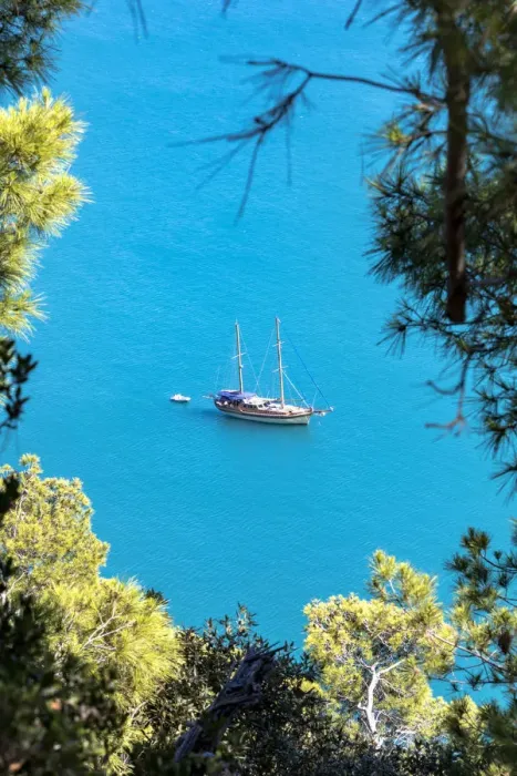 Framed Print : Caicco Saling boat in Zagare bay, Loc. Baia delle Zagare, Mattinata village, Gargano National Park Framed Print : Caicco Saling boat in Zagare bay, Loc. Baia delle Zagare, Mattinata village, Gargano National Park