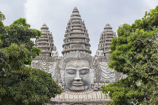 Cambodia, Battambang, Wat Kandal, entrance sculpture