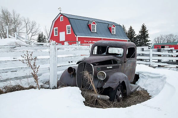 Canada, Alberta, Fort McLeod, Barn and old car