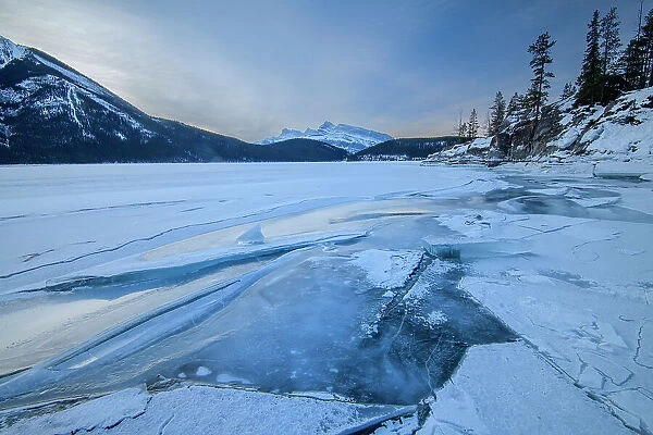 Canada, Alberta, Rocky Mountains, Banff National Park, Lake Minnewanka with Mount Rundle