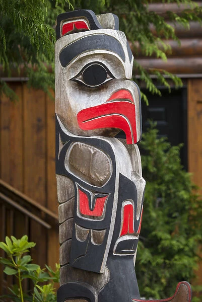 Canada, British Columbia, Vancouver Island, Port Renfrew, totem pole at resort
