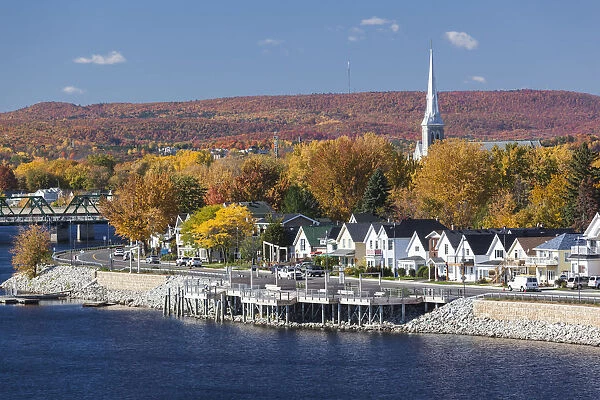 Canada, Quebec, Hull-Gatineau, town view along the Ottowa River, autumn