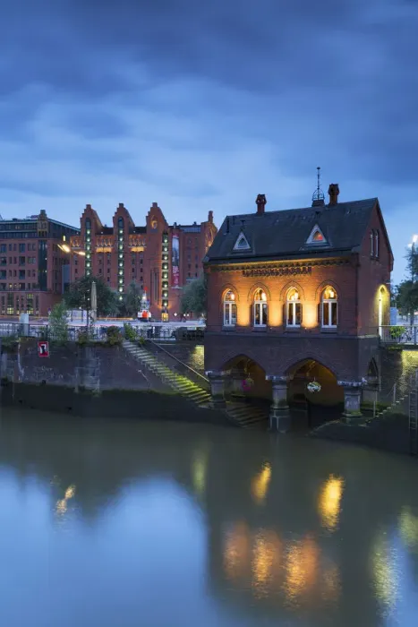 Framed Print : Canal and International Maritime Museum, Hamburg, Germany