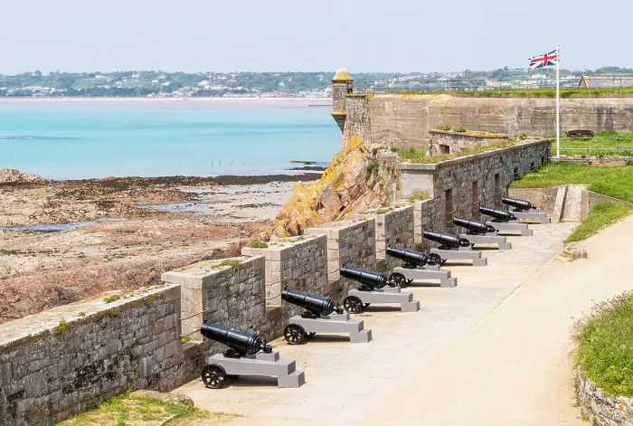 Framed Print : Cannons in the Elizabeth Castle, with the St Aubin Bay in the background, Jersey, Channel Islands
