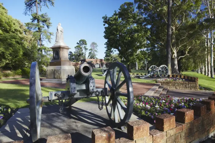 Framed Print : Cannons and statue of Queen Victoria in Kings Park, Perth, Western Australia Framed Print : Cannons and statue of Queen Victoria in Kings Park, Perth, Western Australia