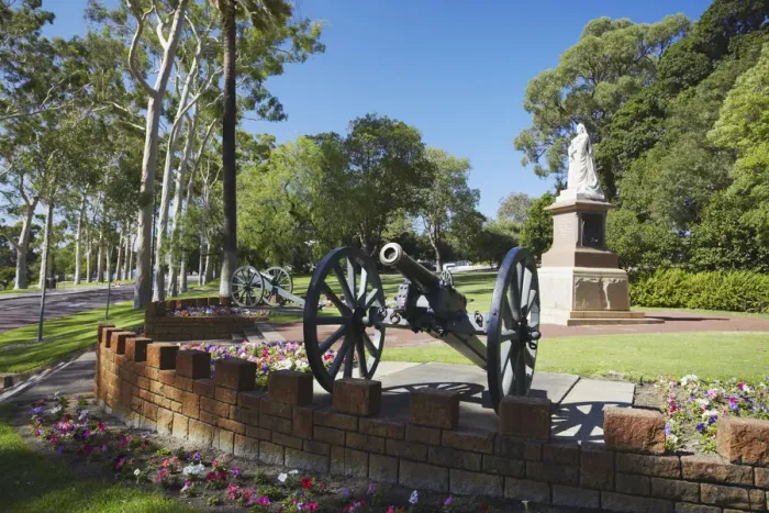 Framed Print : Cannons and statue of Queen Victoria in Kings Park, Perth, Western Australia Framed Print : Cannons and statue of Queen Victoria in Kings Park, Perth, Western Australia