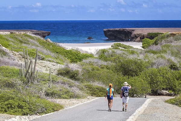 Caribbean, Aruba, Arikok National Park, Tourists going to Andicuri Beach