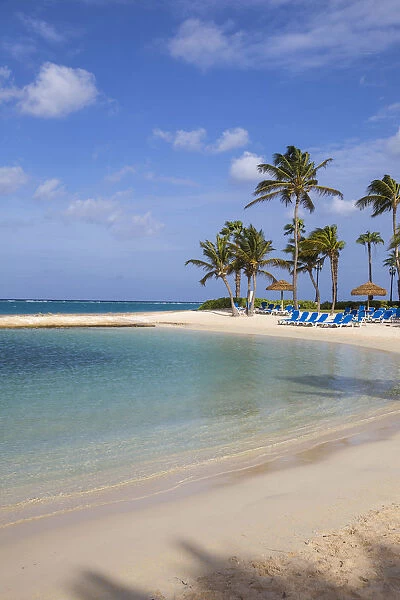 Caribbean, Netherland Antilles, Aruba, Beach at Renaissance resort and casino - Ocean