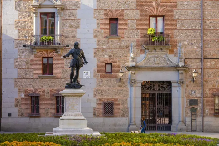 Framed Print : The Casa de Cisneros and Statue of Admiral Don Alvaro de Bazan in the Plaza de la Villa Framed Print : The Casa de Cisneros and Statue of Admiral Don Alvaro de Bazan in the Plaza de la Villa