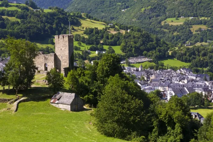 Framed Print : Castle Luz-St Sauveur, Luz-Saint-Sauveur, Midi Pyrenees, France
