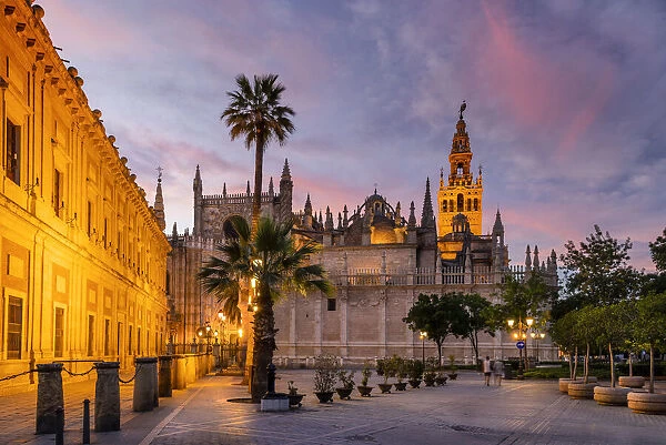 Cathedral and Giralda bell tower at sunset, Plaza Virgen de los Reyes, Seville, Andalusia