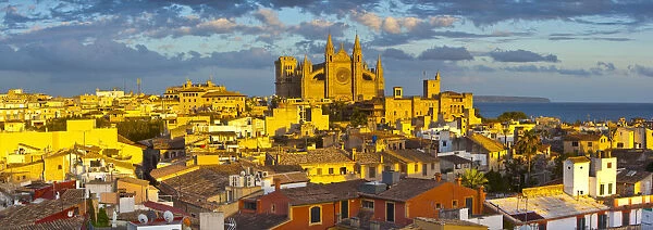 Cathedral La Seu and old town rooftops, Palma de Mallorca, Mallorca, Balearic Islands