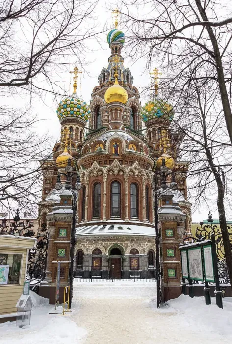 Framed Print : Cathedral Savior on the Spilled Blood (Khram Spasa na Krovi) as seen through the gates of the Mikhailovsky Garden (Mikhailovsky Sad), Saint Petersburg, Russia