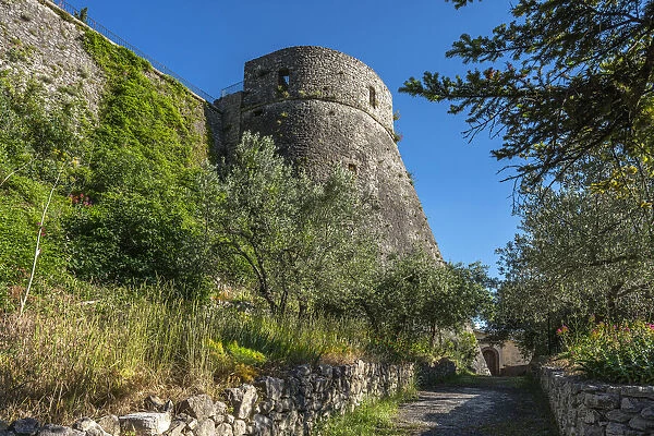The Cerro al Volturno castle is located on the top of a rock spur