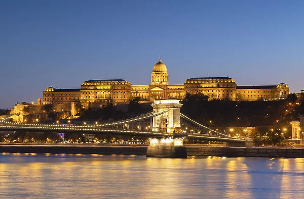 Chain Bridge (Szechenyi Bridge), Buda Castle and River Danube at dusk, Budapest, Hungary