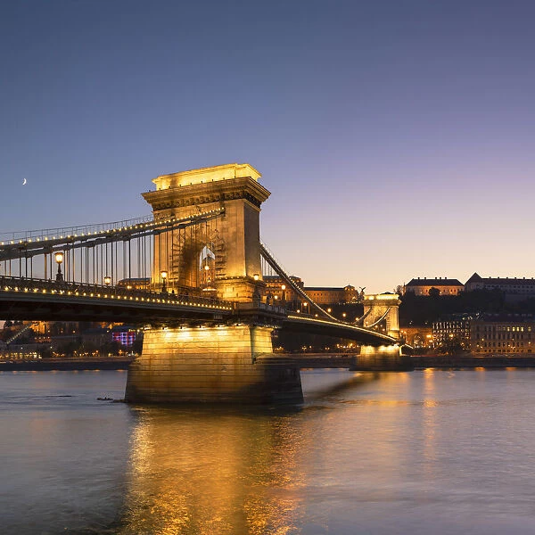 Chain Bridge (Szechenyi Lanchid) at dusk, Budapest, Hungary