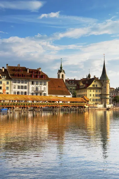 Framed Print : Chapel Bridge and Reuss River, Lucerne, Switzerland Framed Print : Chapel Bridge and Reuss River, Lucerne, Switzerland