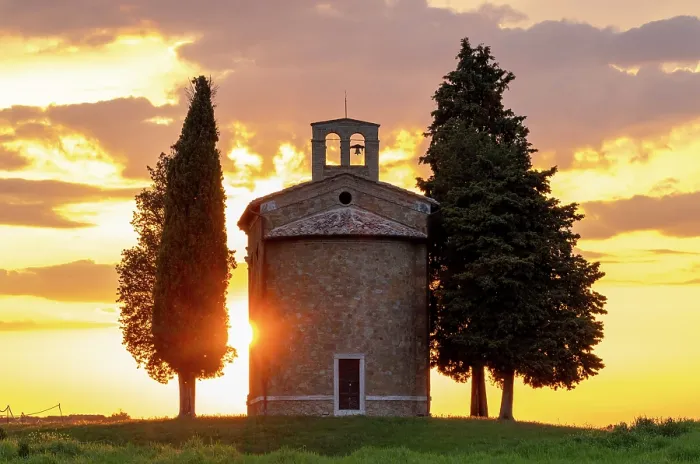 Framed Print : The Chapel of Madonna di Vitaleta at sunset. Val d'Orcia, near San Quirico d'Orcia, Tuscany, Italy Framed Print : The Chapel of Madonna di Vitaleta at sunset. Val d'Orcia, near San Quirico d'Orcia, Tuscany, Italy