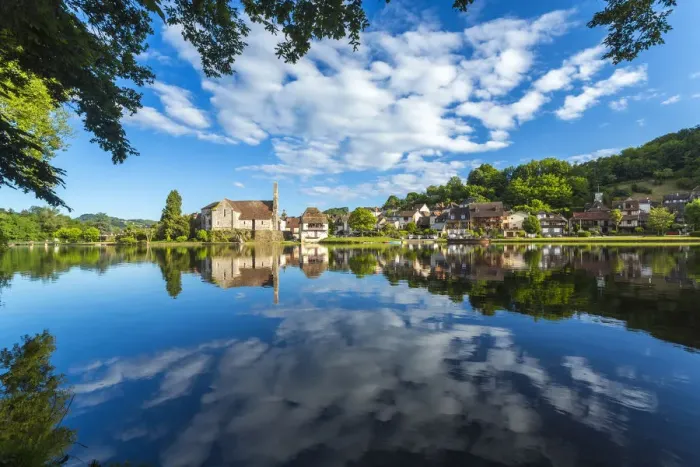 Framed Print : Chapelle des Penitente, Dordogne & houses in the town of Beulieu sur-Dordogne, Correze Framed Print : Chapelle des Penitente, Dordogne & houses in the town of Beulieu sur-Dordogne, Correze