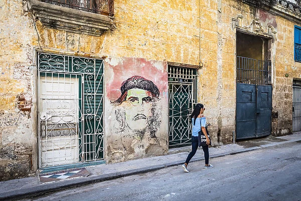 Che Guevara street art on the side of a building in La Habana Vieja (Old Town), Havana