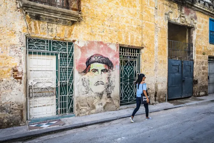 Framed Print : Che Guevara street art on the side of a building in La Habana Vieja (Old Town), Havana Framed Print : Che Guevara street art on the side of a building in La Habana Vieja (Old Town), Havana