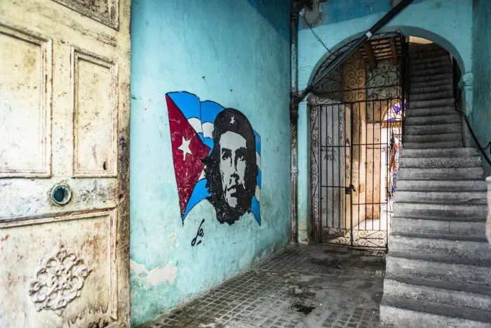 Framed Print : Che Guevara street art in an entrance of an old house in La Habana Vieja (Old Town) Framed Print : Che Guevara street art in an entrance of an old house in La Habana Vieja (Old Town)
