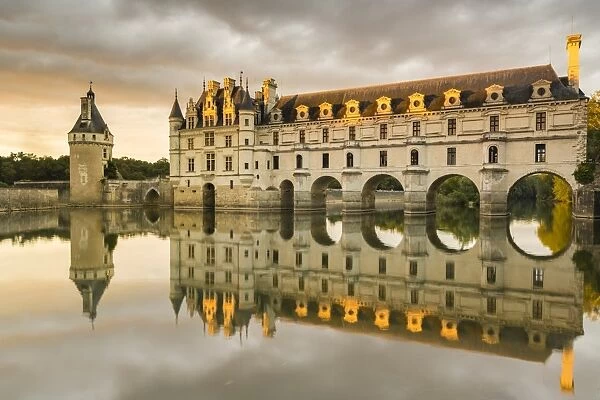 Chenonceau castle reflects itself on the Loire at sunset. Chenonceaux, Indre-et-Loire