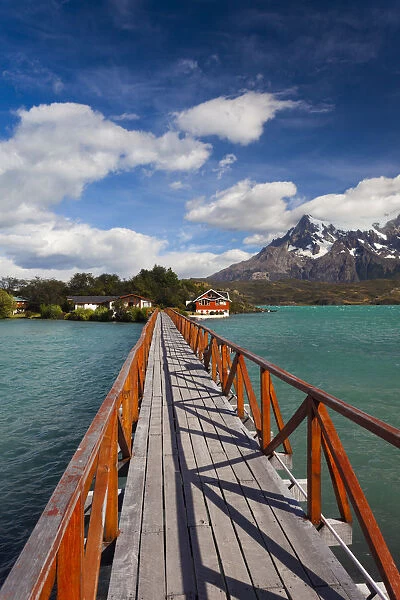 Chile, Magallanes Region, Torres del Paine National Park, Lago Pehoe, footbridge