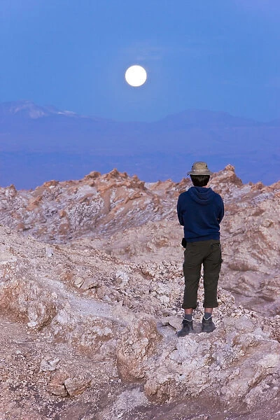 Chile, Norte Grande, Atacama desert, Valley of the Moon, watching the full moon rise